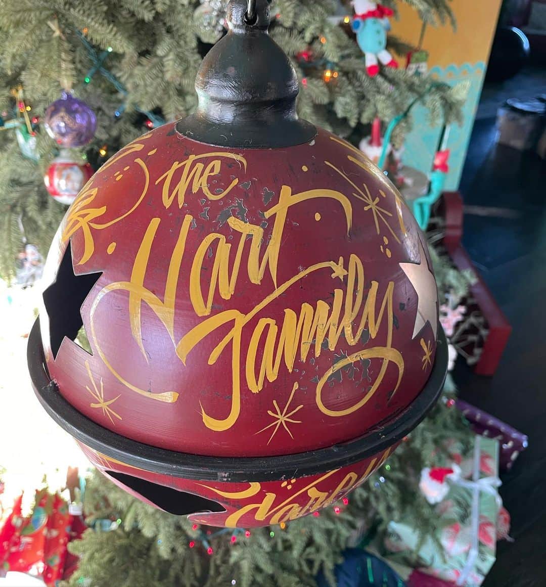 ケアリー・ハートさんのインスタグラム写真 - (ケアリー・ハートInstagram)「Thanks @lumpysgarage for this custom painted/striped Christmas bell. Support small businesses this holiday season!」12月16日 1時17分 - hartluck