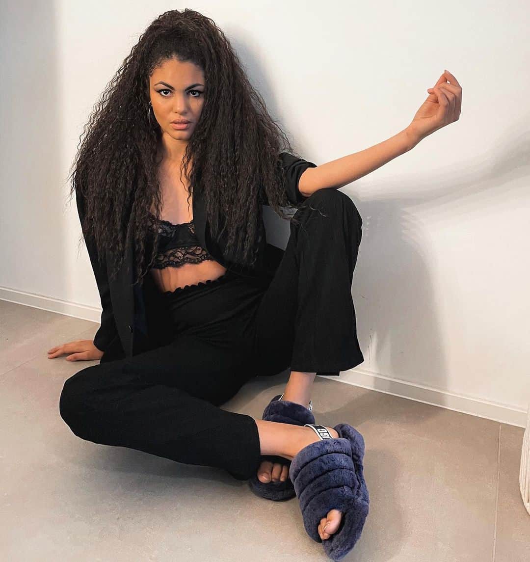 Julianna Townsendさんのインスタグラム写真 - (Julianna TownsendInstagram)「It´s so important and special to relax and feel home after a long day - the best thing is putting on comfortable clothes and my cozy,warm @uggineurope shoes, chilling in front of TV and just cuddling with my boyfriend.  I loove this feeling! 🖤🤍🖤#feelugg#feellove  |ad」12月16日 1時24分 - julianna