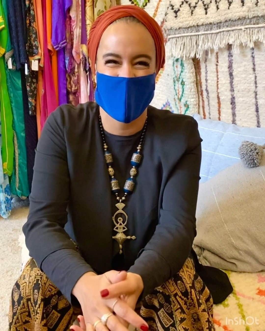 STIL IN BERLINのインスタグラム：「(Werbung) Der zweite Laden den ich für die Initiative #ZukunftHandel von @google und dem Handelsverband besucht habe, ist @amouny_berlin von Monia Fettah. In ihrem Geschäft in Prenzlauer Berg verkauft sie fair gehandelte Produkte von Kunsthandwerker:innen aus Marokko, von Teppichen, Kaftanen und Jacken, bis hin zu Kissen, Keramik, Schmuck und anderen Home Accessoires. Was ihren Laden außerdem ausmacht ist ihre Herzlichkeit und Offenheit, und wir haben besprochen, wie sie diese Stimmung auch auf ihren Online Auftritt übertragen kann. Viele Einzelhändler unterschätzen, wie wichtig eine gute Repräsentation ihres Geschäfts auf @google ist. Wir haben ihren Auftritt auf Google Maps mit der Google My Business App verbessert, neue Attribute vergeben und eine sehr hilfreiche Funktion entdeckt: die Direktnachrichten! Eine Kundin schrieb sie sofort an und kam wenig später selbst vorbei. Gerade jetzt im Lockdown sind umfangreiche online Informationen super wichtig, auch für die Promotion ihres Online Shops. Und wenn ihr eure Lieblingsshops in dieser schwierigen Zeit unkompliziert unterstützen wollt, schreibt doch nach eurem Einkauf mal eine Bewertung oder ladet ein paar Fotos hoch, und lasst so andere neue Läden entdecken.」