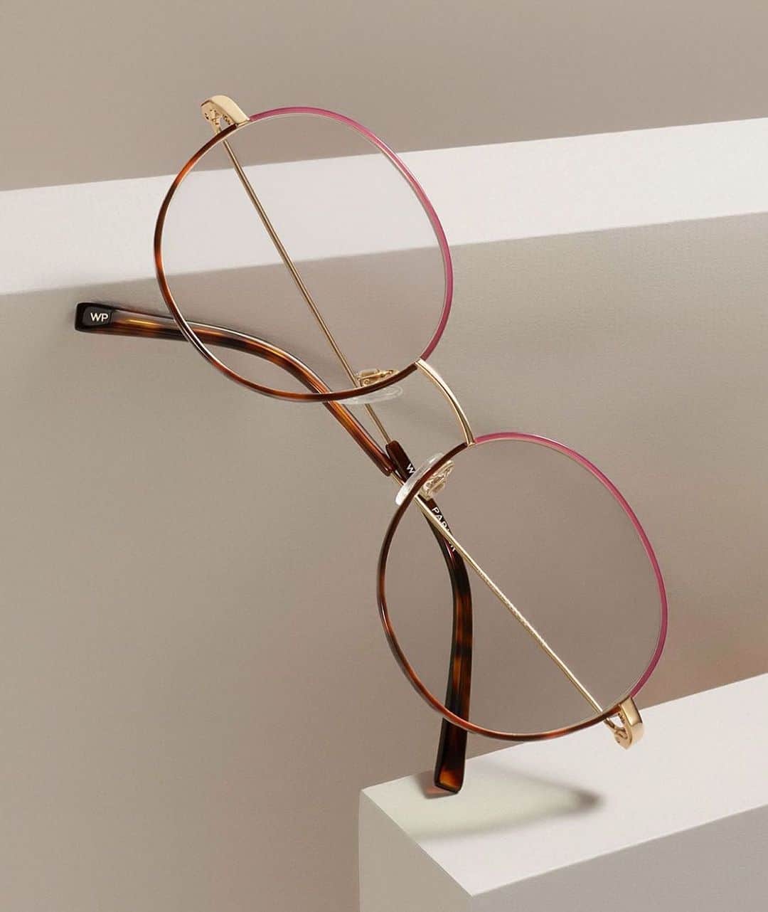 Warby Parkerのインスタグラム：「Last chance for prescription orders! 📣 🤓 Want delivery by ➡️ December 24? Order a frame like Nellie wide in Negroni Fade with Polished Gold from our Windsor 2020 collection today! ICYMI: You can also save 15% when you purchase two (or more!) pairs of prescription eyeglasses, sunglasses, progressives, prescription blue-light-filtering lenses—the whole lot! (Additional restrictions apply.)」