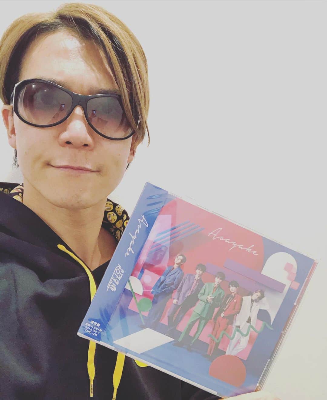 SHINPEIのインスタグラム：「本日発売！﻿ 超特急「Asayake」いただきました。﻿ ﻿ 収録曲4曲ともバラエティに富んでて、シングルなのにアルバムみたいな満足感。﻿ ﻿ そしてAsayakeのMUSIC VIDEOも要注目！﻿ ﻿ ダサかっこいい！？ビジュアルも、超特急の皆だとカッコ良く着こなしちゃってるから、ズルい！(笑)﻿ ﻿ ファンの皆さんならご承知でしょうが﻿ カイ君のはにかみ笑顔たまらん﻿ タクヤ君のウィンクたまらん﻿ ユーキ君の華麗なスピンたまらん﻿ タカシ君の長髪たまらん﻿ リョウガ君のCDインナー写真たまらん﻿ ﻿ 詳しくは、作品を見よう★﻿ ﻿ #超特急﻿ #Asayake」
