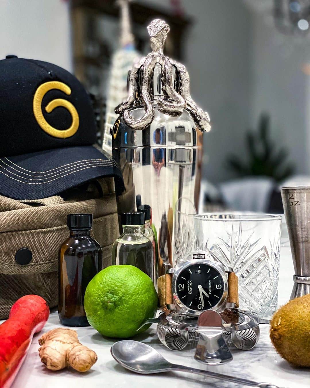 パネライのインスタグラム：「Had a great time meeting some new friends during the @panerai Toronto zoom holiday event and enjoyed making a signature drink called the “SUPERLUMINOVA” created by @apothekemixology which has some special ingredients making it shimmer and also the perfect shade of Super Luminova green.  You can check out my stories for the recipe if you would like!   #paneraicentral」