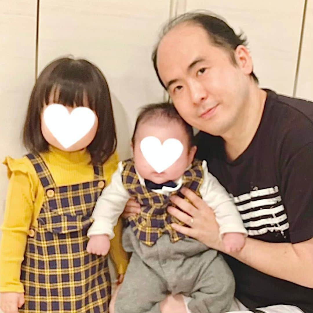 しゅんのインスタグラム：「姉弟リングコーデ🧵🍯﻿ どうしても２人同時に写真﻿ 撮るのが下手なんだよなぁ🥲﻿ このお洋服お気に入り🧵🍯💕 ﻿ ﻿ ﻿ #家族写真#リンクコーデ#父娘#父息子﻿ #2歳女の子#3ヶ月男の子」