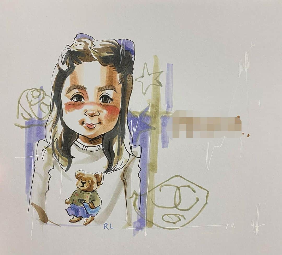 似顔絵★𝗚𝗢𝗥𝗜𝗞𝗜𝗡𝗚のインスタグラム：「. . . 同じ方からの二枚目❤️ . . #gorikingの小洒落てみたシリーズ   で、今度はお子様のみのシンプルな 一枚😘❤️  お気に入りの洋服を着て🎀⭐️✨  サイドには、お子様の落書きも模写させていただき添えました❤️  . . とっても可愛いお子様でした❤️❤️❤️ ご家族のイラストと色味だけお揃いにして統一感♫⭐️✨  . . !  素敵なご依頼ありがとうございました😚⭐️✨ . . .  ❌❌現在は、予約受付終了してます❌❌ 。 . . .  2020年度ご予約のお客✨ 現在135番までの方へ案内中です🌟✨💕 DMの確認いただきgmailへ返信宜しくお願い致します🙇‍♀️🌟✨✨ . . . .  次回の予約応募は、2020年のご予約分を書き終える予定の 来年春から夏頃の、、、予定です。 ※あくまでも予定なので前後します🙇‍♀️ . . . .  オーダー再開の際には 人数制限あるため必ず予約ができるわけではございません。 そのことも踏まえた上で 次回ご検討いただけると嬉しいです(^^) . . また、結婚式の使用を考えてくださる方も多いです✨  前々からお伝えしていますが、 基本的に予約順に対応しているため、 近々の納期を希望される方は、 対応できないこともあるので、 あらかじめご了承ください💦 . . . . . ※今回予約が取れた方へ※ . .  写真がまだ用意できてない、入金が遅れそうなど、状況により、順番が前後することもございます‼️ あらかじめご了承ください。 。 . . . また、芸能人、キャラクターのオーダー、パロディ風オーダーはお断りしています。  芸能人については、ご本人様に直接プレゼントなどはOKです。 . . . . . . 💰料金表は過去投稿記事みてね❤💰 . . . . . ➡️ハッシュタグ⇨ goriking117料金表2019⬅️ . . ✨✨✨✨✨✨✨✨✨✨✨✨✨✨✨✨ @by.goriking のアカウントでは、 過去書かせて頂いたお客様方からの、 似顔絵のその後のお写真をいただき、 投稿しております^ - ^❤️❤️ 玄関に飾ってある似顔絵、 渡した瞬間のお写真、 ご本人とのお写真などなど💕 いろんな場面でのお写真お待ちしております^ - ^✨⭐️ . . . .  #似顔絵#pencildrawing#drawing#pencil#illust#painting#art#artwork#絵描きさんと繋がりたい#似顔絵師#gorikingの似顔絵屋さん#仲良し家族#お洒落#子供#愛娘#娘#可愛い#kids#kidsfashion#kids#kids_japan#kidscode #思い出 #成長記録 #comicart#anime#animeart#comicartist#animejapan」