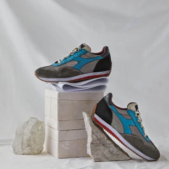 ディアドラのインスタグラム：「. 【diadora PRODUCT INFORMATION】 . "equipe h dirty sw evo" . ストーンウォッシュとダーティ加工が施され、USED感が際立つ"equipe h dirty stone wash evo" その独特の風合いで抜群の存在感がありイタリアのファッショニスタからも一目置かれています。 当equipeシリーズは70年代当時のシューズデザインを再現させ、製造工程に必要な木型(ラスト)とソール用の金型も70年代当時と同じものを採用しています。 . #diadora #diadoraheritage #equipe #makeitbright #sneakers #ディアドラ #ディアドラヘリテージ #エキップ #スニーカー」