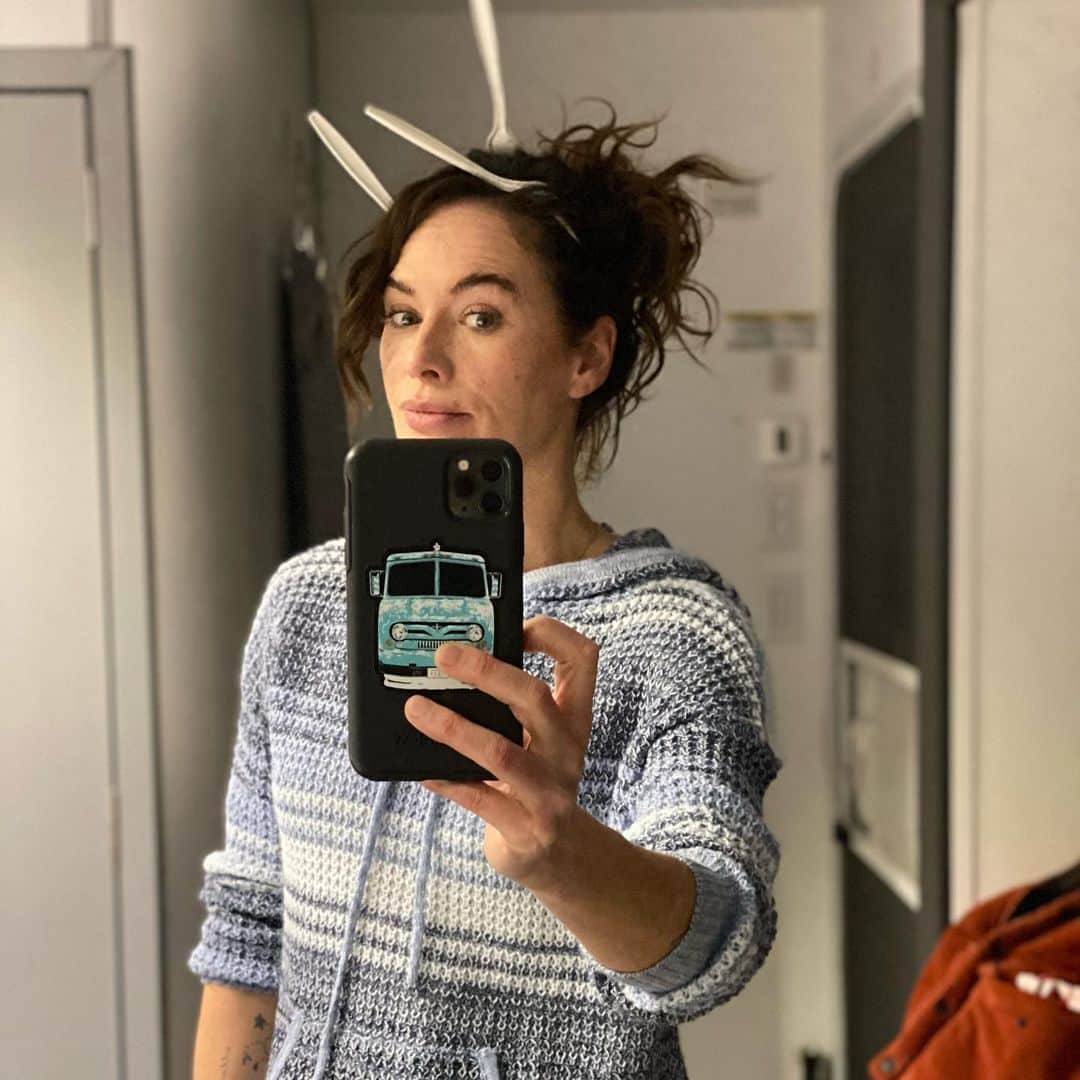 レナ・ヘディのインスタグラム：「These are forks .. stick em in me .. I’m done. #trailertime #leftalone」
