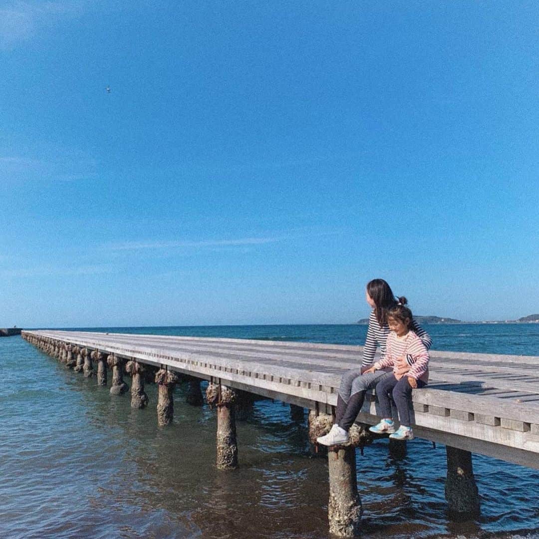 リナのインスタグラム：「🎣🎣🎣  釣りにハマっているパパに連れられて 久しぶりの海へ🌊  日の出と共に釣りはじめるパパ…🌅 ブルブル震えながらそれを見守る私… 犬のように走り回るチビたち…👧  こんな時期だからこその 密を避けた楽しみを見つけました★  ちょこっと出掛けるだけでも、 かなりの荷物になる我が家は、 ekaのビックトートにかなり助けられてる🛍  スポーツマスクも生地に厚みがあって、安心感👍  …ちなみに、 "いなだ"釣って食しましたとか🐟 ...................................................... #海 #海釣り #新しい趣味 #家族旅 # #バッグ #eka #スポーツマスク #トートバッグ #桟橋  @ekalosangelesjapan (CF070270)」