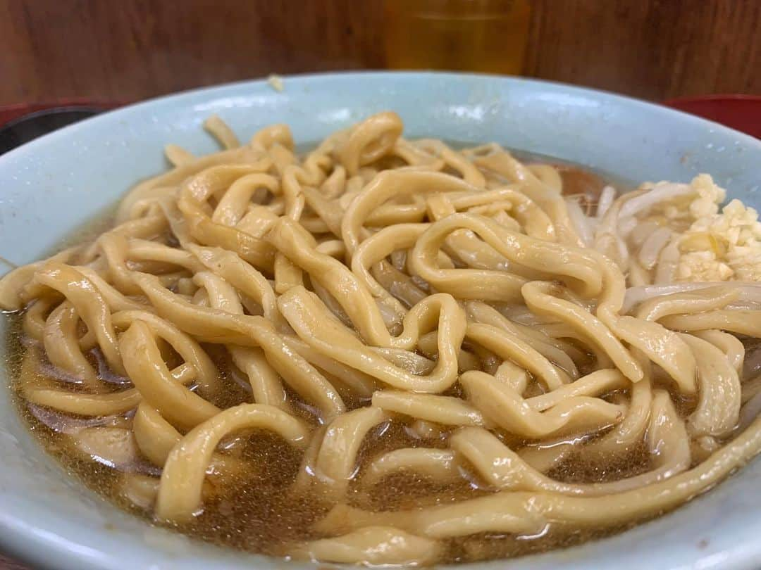 SUSURUさんのインスタグラム写真 - (SUSURUInstagram)「ラーメン二郎 池袋店 ラーメンニンニクアブラ、生卵、ほぐし豚 朝イチから草野球で汗を流したあと、球場近くの池袋二郎へ！ 池袋といえばの黒アブラがデロンと鎮座。 ヤサイはシャッキリ、卓上のカラメとブタを挟みつついただきました。 ブタは肉質しっかりとした噛みごたえのあるもの。 麺は平打ち、アルデンテな茹で加減で中はモッチリ食感🍜 スッキリとしつつも旨味キリリと効いたスープは飲みやすいです。 ニラと辛味がたっぷり入ったほぐし豚は後半スープに入れるとガラッと味が変わり、程よい辛さで食欲増進！ 野球の後のラーメン二郎、最高！ #susuru_tv #ラーメン二郎池袋東口店 #池袋 #東京 #ラーメンニンニクアブラ #ほぐし豚 #生卵 #うまい  #ラーメン #らーめん #ramen #ラーメン部 #ramennoodles #毎日ラーメン生活 #麺スタグラム #japaneseramen #japanramen #foodstagram #foodie #noodles #instanoodle #instaramen #instafood #susururecommended #ラーメン二郎 #東京ラーメン #池袋ラーメン」12月16日 10時51分 - susuru_tv