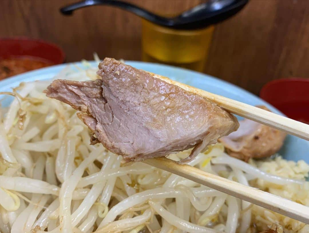 SUSURUさんのインスタグラム写真 - (SUSURUInstagram)「ラーメン二郎 池袋店 ラーメンニンニクアブラ、生卵、ほぐし豚 朝イチから草野球で汗を流したあと、球場近くの池袋二郎へ！ 池袋といえばの黒アブラがデロンと鎮座。 ヤサイはシャッキリ、卓上のカラメとブタを挟みつついただきました。 ブタは肉質しっかりとした噛みごたえのあるもの。 麺は平打ち、アルデンテな茹で加減で中はモッチリ食感🍜 スッキリとしつつも旨味キリリと効いたスープは飲みやすいです。 ニラと辛味がたっぷり入ったほぐし豚は後半スープに入れるとガラッと味が変わり、程よい辛さで食欲増進！ 野球の後のラーメン二郎、最高！ #susuru_tv #ラーメン二郎池袋東口店 #池袋 #東京 #ラーメンニンニクアブラ #ほぐし豚 #生卵 #うまい  #ラーメン #らーめん #ramen #ラーメン部 #ramennoodles #毎日ラーメン生活 #麺スタグラム #japaneseramen #japanramen #foodstagram #foodie #noodles #instanoodle #instaramen #instafood #susururecommended #ラーメン二郎 #東京ラーメン #池袋ラーメン」12月16日 10時51分 - susuru_tv