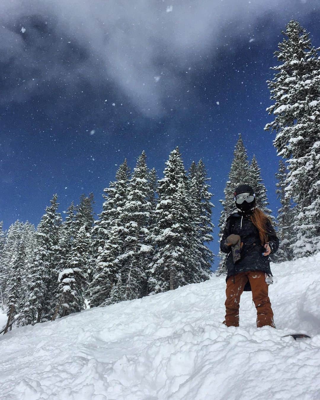 Paige Reillyのインスタグラム：「The mountains are my happy place 🤍❄️ I’ve got the snowboard bug BAD again 😂😭 every year I almost forget how much I love it until I go for the first time of the season & it’s all over from there.⁣ ⁣ Living for the weekends right now & makin sure I get up there as much as humanly possible this season 🙏🏻⁣ ⁣ This pic is from 2016, our first trip to colorado and since then Anthony & I said this would be our final destination to settle down, and here we are. Still can’t believe I live in this heavenly place 🤍」