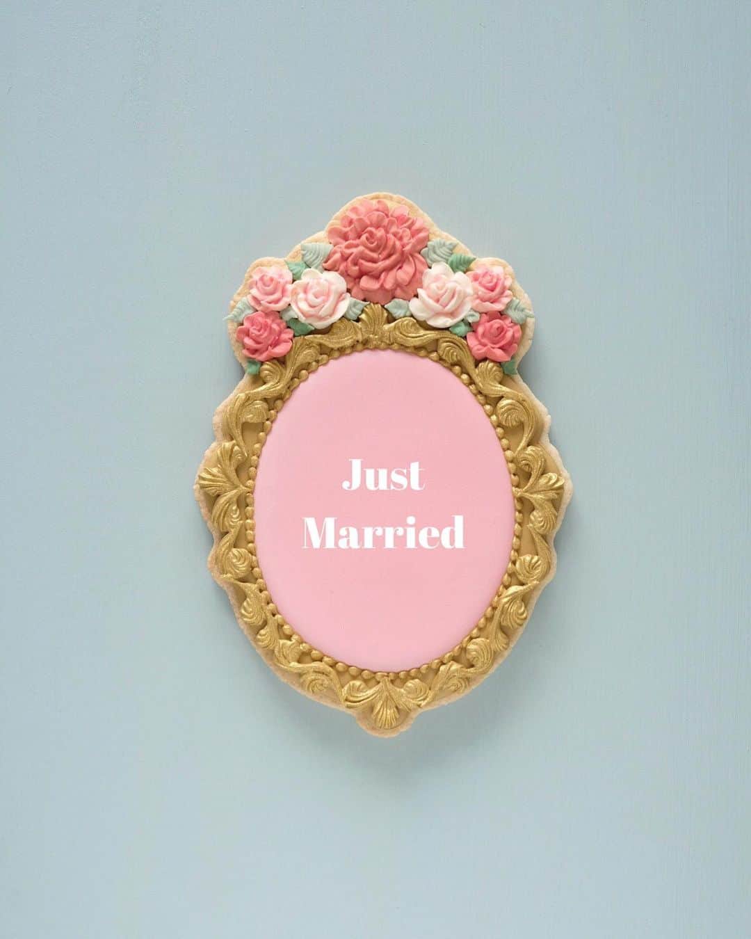 KUNIKAのインスタグラム：「Just married with my other half! ❃  無事に、イギリスでの結婚の手続きが完了しました❃ まだまだ手続きはたくさんありますが、新たな一歩をようやく踏み出せました🕊  式はお友達も呼べず、パーティーもウェディングドレスも無しですが、このような状況の中で無事に一緒になれた事が何よりも嬉しいです。 めずらしく一日中晴れてくれた気持ちの良い日でした🇬🇧  これから新たな家族となって、どんな未来になるのかなぁ 色々な楽しいことをイギリスでも日本でも実現していけるよう、一緒に挑戦していきたいと思います。  これからもあたたかく見守って頂けたら嬉しいです。 今後ともどうぞ、よろしくお願いします🕊  KUNIKA」