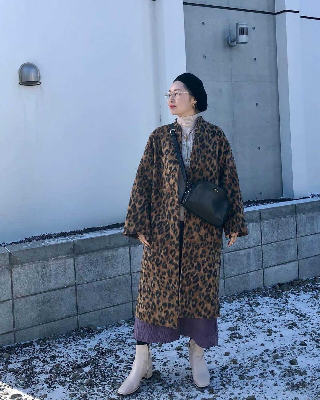 ◆miki◆のインスタグラム：「* * 🥶🥶🥶 * なによ なんなのよ、いきなし いっきなし極寒とかやめて欲しいわ～ 芯からは冷えきってしもーてる🥶 済ましとるけどガクブル🥶  (なんか身長3メートルくらいあるように😂見えん？)  昨日は経済を回しに🌎 三井とコストコ攻めたりました‼️  たのぴかったー❤️  三井のNIKEはホントに穴場‼️ 安くて可愛いの絶対見つかるだよ🥸 ロングダウンとスウェット買ったりました  NIKE様様✔  #母ちゃんのootd #ママコーデ #ママファッション #アラフォーコーデ #アラフォーファッション #ヒョウ柄ババア」