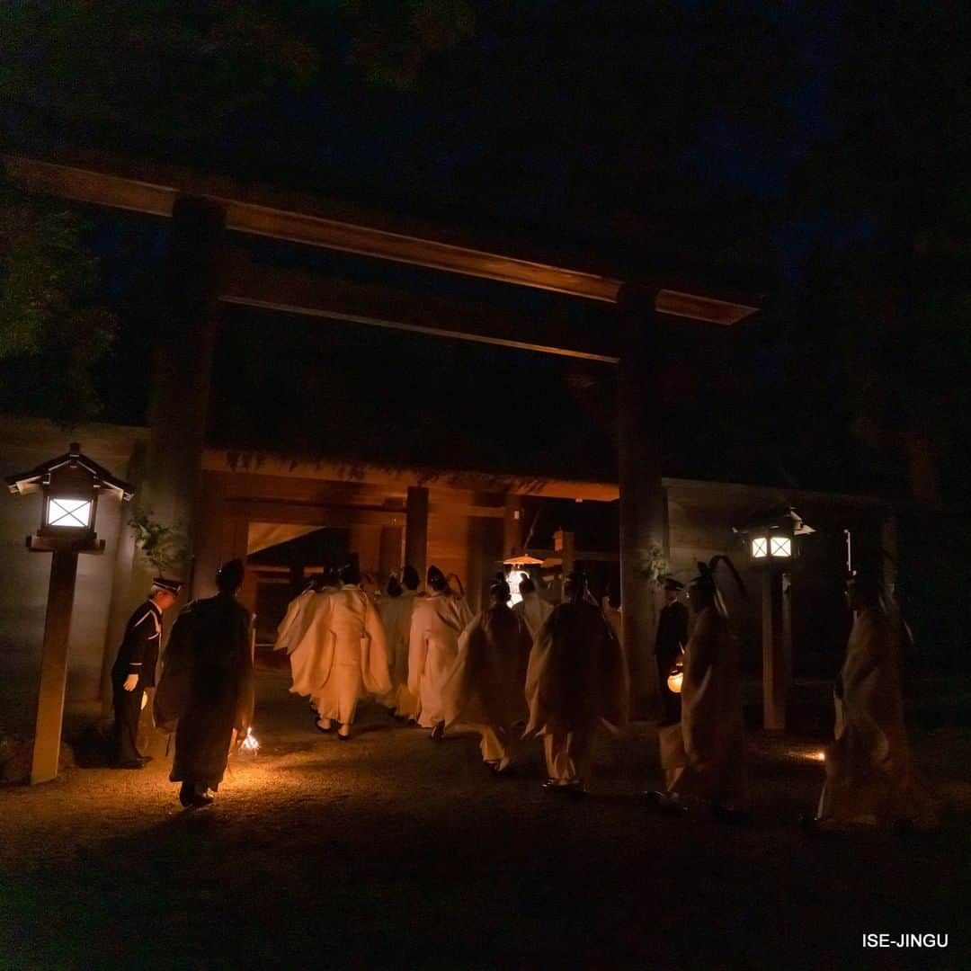 伊勢神宮さんのインスタグラム写真 - (伊勢神宮Instagram)「#伊勢神宮 #神宮 #神社 #心のふるさと #外宮 #正宮 #月次祭 #由貴大御饌 #参進 #浄闇 #ISEJINGU #JINGU #SOUL_of_JAPAN #japan #jinja #shinto #geku #tsukinamisai #ritual」12月16日 11時00分 - isejingu.official