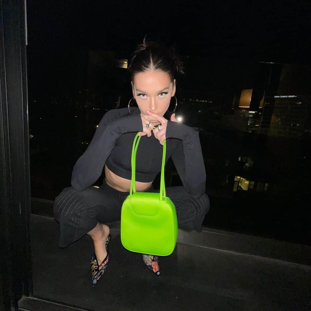 アマンダ・スティールのインスタグラム：「stepping out 🤞🏻🥵.... to the balcony」