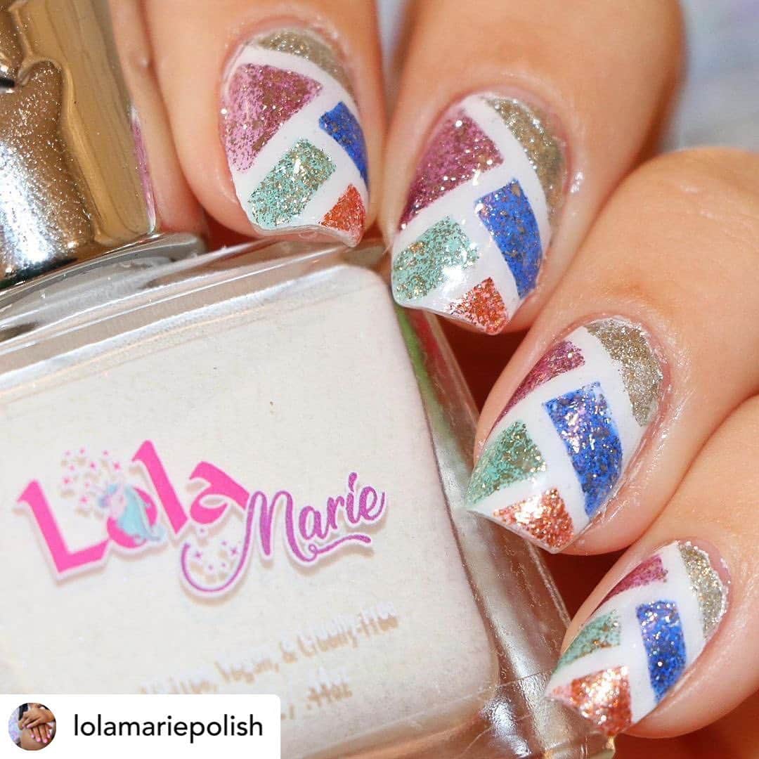 Nail Designsさんのインスタグラム写真 - (Nail DesignsInstagram)「• @lolamariepolish Repost from @saileste.nails • 💿 happy holodayssssss to youuuuuu!!! 🥳🎄hey y’all! 🤠i decided to follow @simplynailogical’s tutorial the other day and can i just say i LOVE how it turned out 😱🤩 i haven’t worked much with striping tape in the past so i was a little nervous but AGAIN i was shocked how nice the lines came out. ofc i used my favorite white base from @lolamariepolish - i need to order more soon because i use it so frequently 😂😂 💿 - Snowflake by @lolamariepolish  - Frosted Metals Collectioj by @holotaco  - Striping Tape Sheet by @hellomaniology  💿  #candycanenails #nailart #nails #holotaco #nailvideos  #nailartist #nailartvideos #holographicnails #nailspafeature #fall #simpilynailoical  #nailclips #nailvideo #disneynailart #trending #nailreview #tutorial #diy #nailtutorial  #inspirenailvids #nailtutorial #nailfeed #nailsclip #foryou #athstetic #giftreceipt #rainbowsnow #holidaynails #holodays #cheapchampagne #christmasnailsart」12月16日 11時02分 - nailartfeature