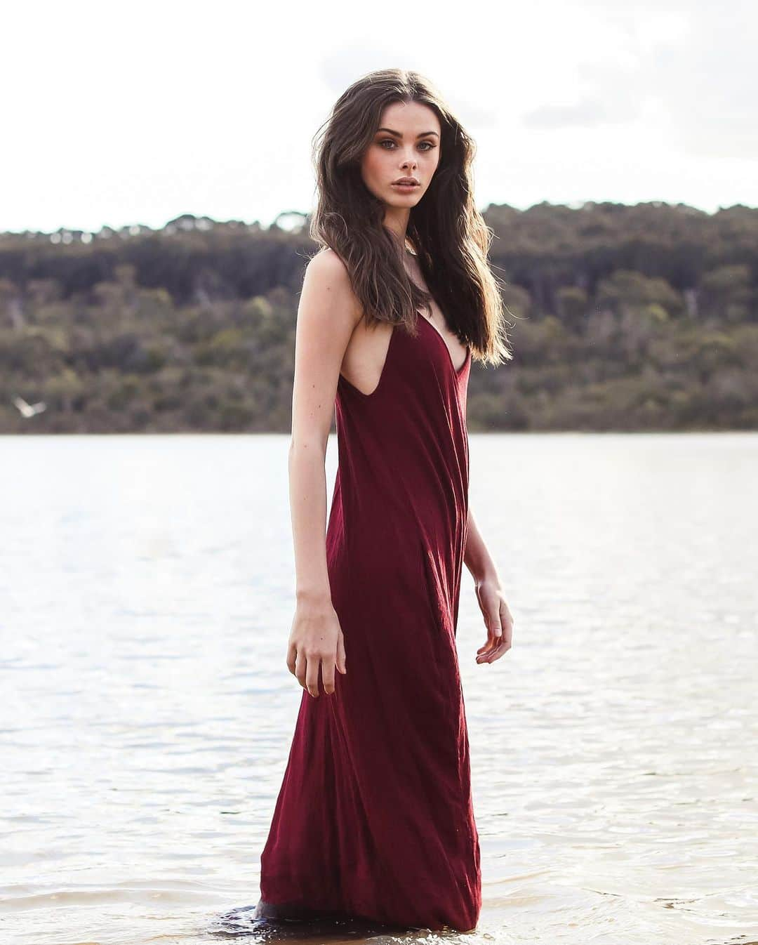 メイカ・ウーラードのインスタグラム：「So peaceful ☀️☀️☀️ Photo @caitlinmayphotography @meloniesantos  #peaceful #relax #lake #mood #meikawoollard #woollard #australia #life #reddress #wonderful_places」