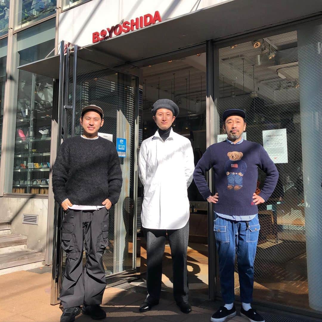 B JIRUSHI YOSHIDAのインスタグラム：「おはようございます。 只今の代官山地区の天候は晴れ。本日の最高気温は9℃の予報です。 最高気温が一桁台と12月らしい寒さとなってきました。体調を崩さないように暖かくしてお過ごし下さい。  今日はこちらのメンバーでご案内いたします。 ここ最近、コンビニスイーツにどハマりしているスタッフがおりますので、オススメの美味しいコンビニスイーツがあれば是非お声がけください。もちろん、スタッフオススメのスイーツも教えちゃいます。  では本日も皆様のご来店お待ちしております。 ・ ＜営業終了のお知らせ＞ B印 ヨシダ 代官山は、12月27日(日)をもって営業を終了いたします。 最終営業日まで、変わらぬご愛顧のほど、宜しくお願いいたします。 営業終了後はビームスジャパン3Fにて販売をいたしますので、どうぞご利用いただきますよう宜しくお願いいたします。  #beams #bjirushiyoshida #b印ヨシダ」
