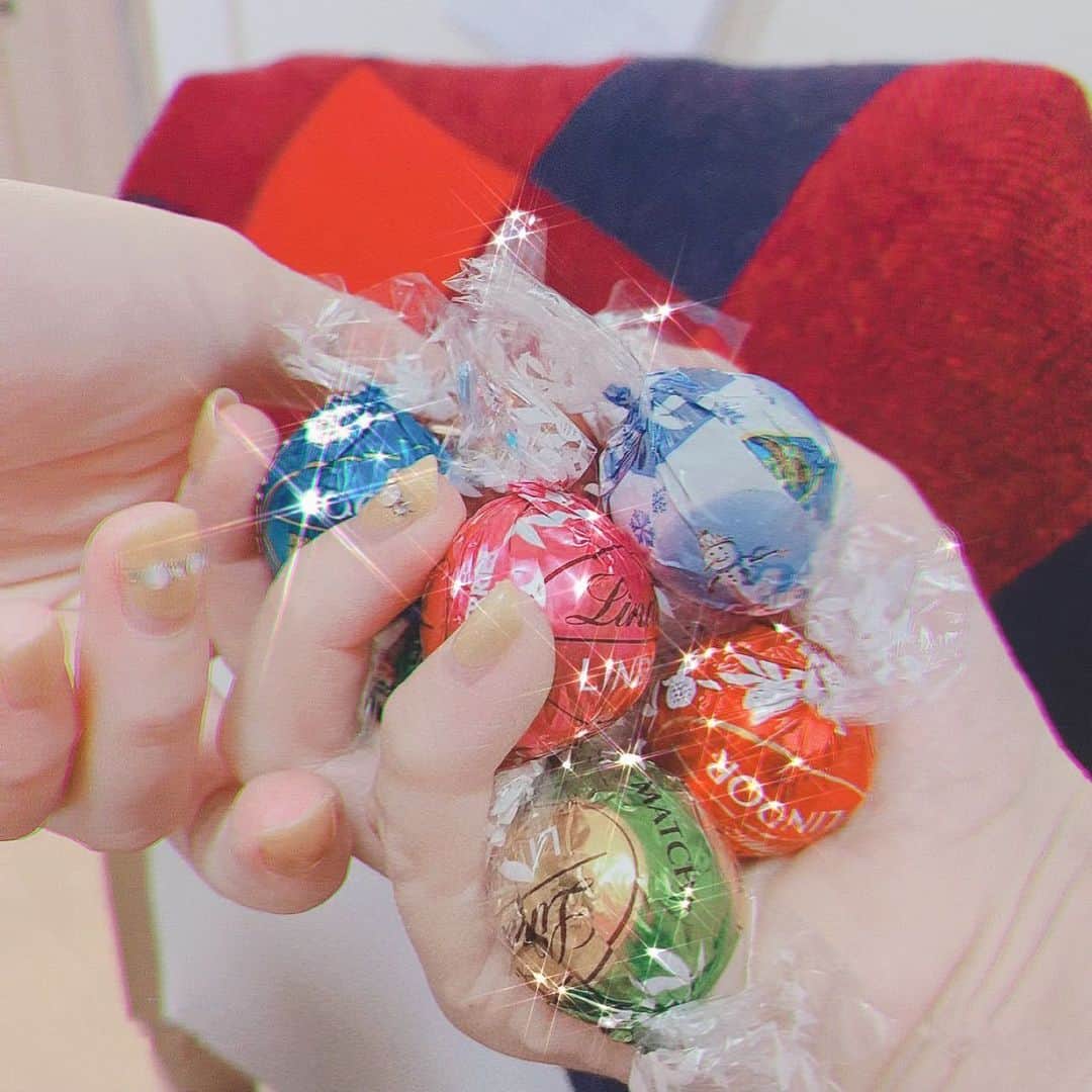 黒川沙良のインスタグラム：「チョコレートとお手紙が届いて超ハッピー💌素敵な贈り物を本当にありがとう❤️💜🤍💛🧡💚💙💓  #リンツ #リンドール #チョコレート #クリスマス #ありがとう #うれしい♡」