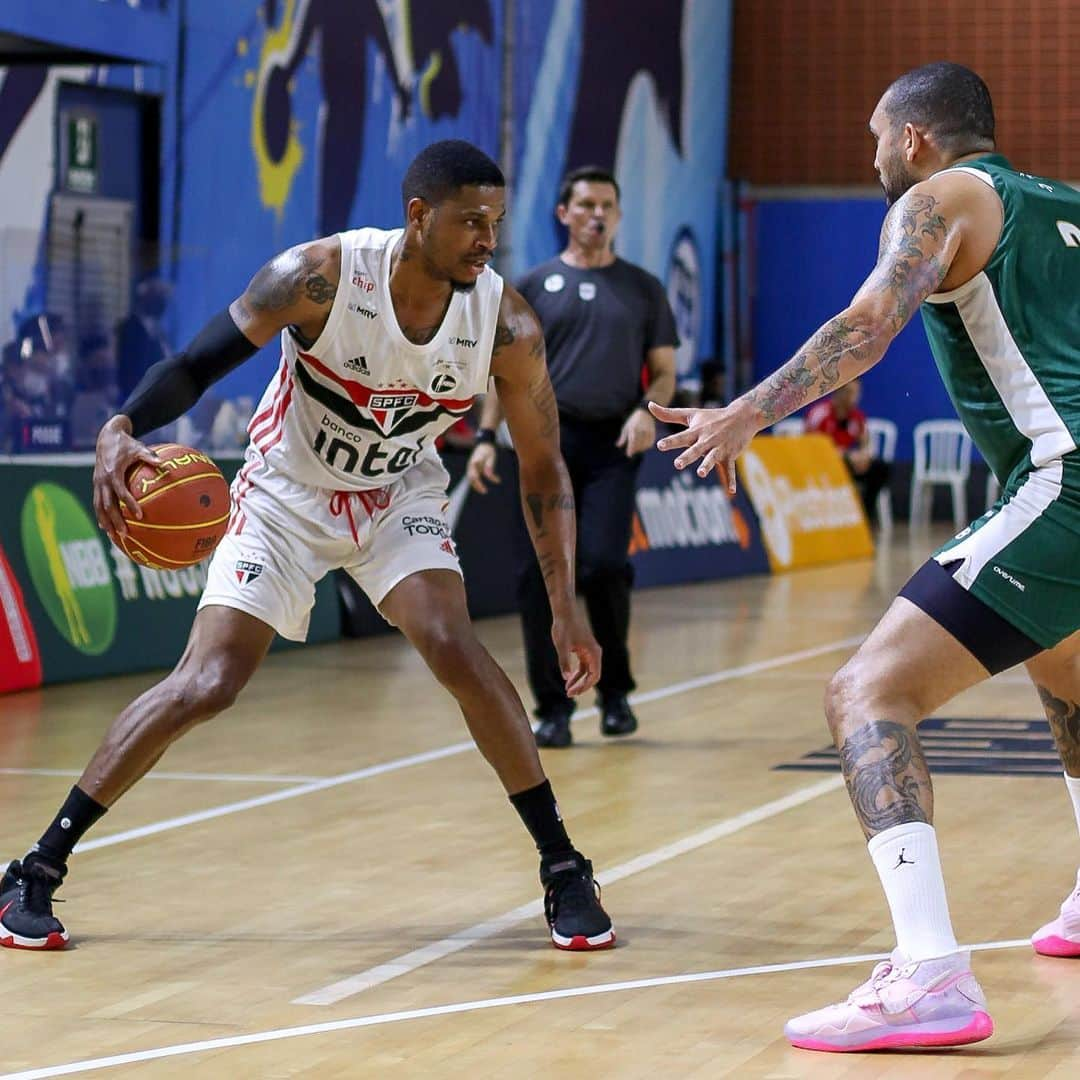 São Paulo FCさんのインスタグラム写真 - (São Paulo FCInstagram)「🏀 No topo!  O #BasqueteTricolor venceu o Cerrado Basquete, por 91 a 83, nesta terça-feira (15), e alcançou a liderança do @nbb!  #VamosSãoPaulo 🇾🇪  📸 Yan Barros / @byarrosfoto」12月16日 11時22分 - saopaulofc