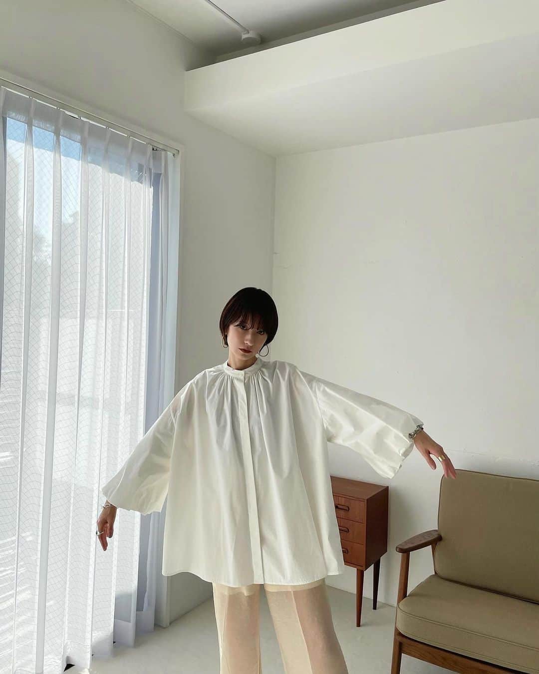 松本恵奈さんのインスタグラム写真 - (松本恵奈Instagram)「今日から始まる21ss先行予約アイテムの2wayシャツ。こちら展示会オーダーno.1アイテムでした！ 体型カバーも出来るし2wayで全然違う雰囲気で着れるとかなりご好評頂きました◎一枚着るだけで可愛くキマるというところも私的にすごくオススメポイントだよ！ 袖のパフはコンセプトでもある植物の蕾からインスピレーションして作りました◎ 是非、checkしてみてね！ #clane 21ss #先行予約会 #本日スタート」12月16日 11時25分 - ena1123