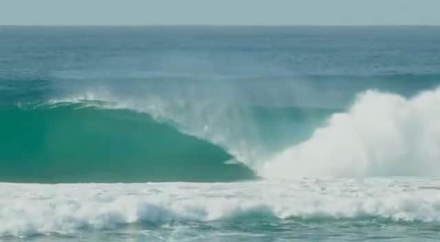 ジョーディ・スミスのインスタグラム：「Fun wave from our trip. This morning we could not decide if we should stay or leave as the conditions where really messy and not lined up. So we ended up staying another hour and within that hour the ocean calmed down and swell started to push. We could not believe it as we had been trying to score all week long. It was well worth the wait. 🎥 @dane_staples land 🎥 @pauldanielvideo water @redbullza」
