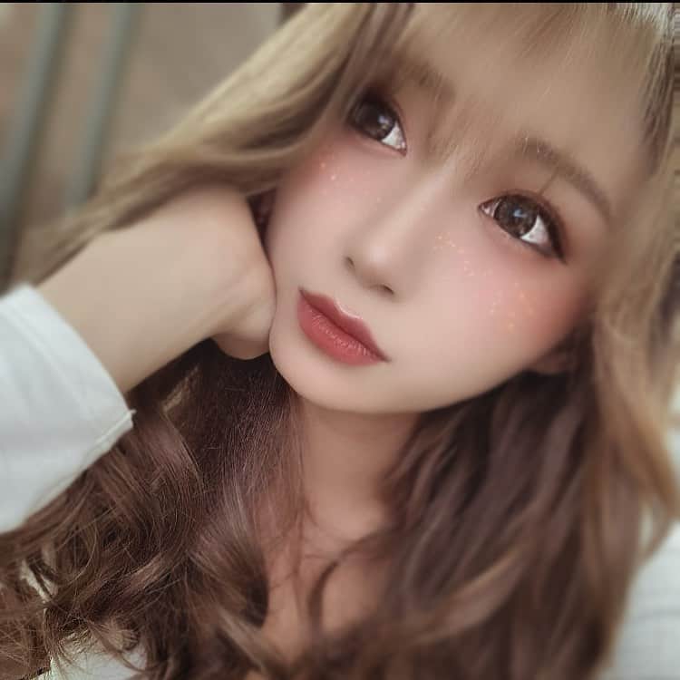 ゆらのインスタグラム：「＊  今日からCLUB REIMS開いております💋 よろしくお願いします💜  #大阪 #北新地 #ミナミ #キャバクラ #キャバ嬢」