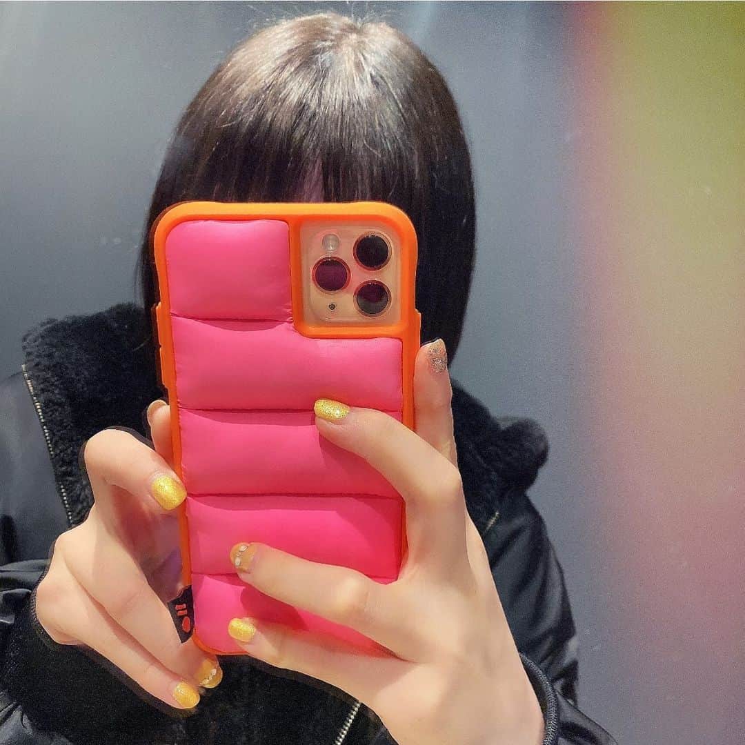 黒川沙良のインスタグラム：「毎日さむすぎるからスマホにもダウン着せました🥺🤍  これめっちゃ可愛い😂✨超お気に入り💕 お店もこだわりのケースがたくさんあって、 店員さんもスマホにたくさん試着させてくれて すごく親切だったよ！💜  @cover_garage_ebisu の素敵なおじさまありがとうございました🤍」