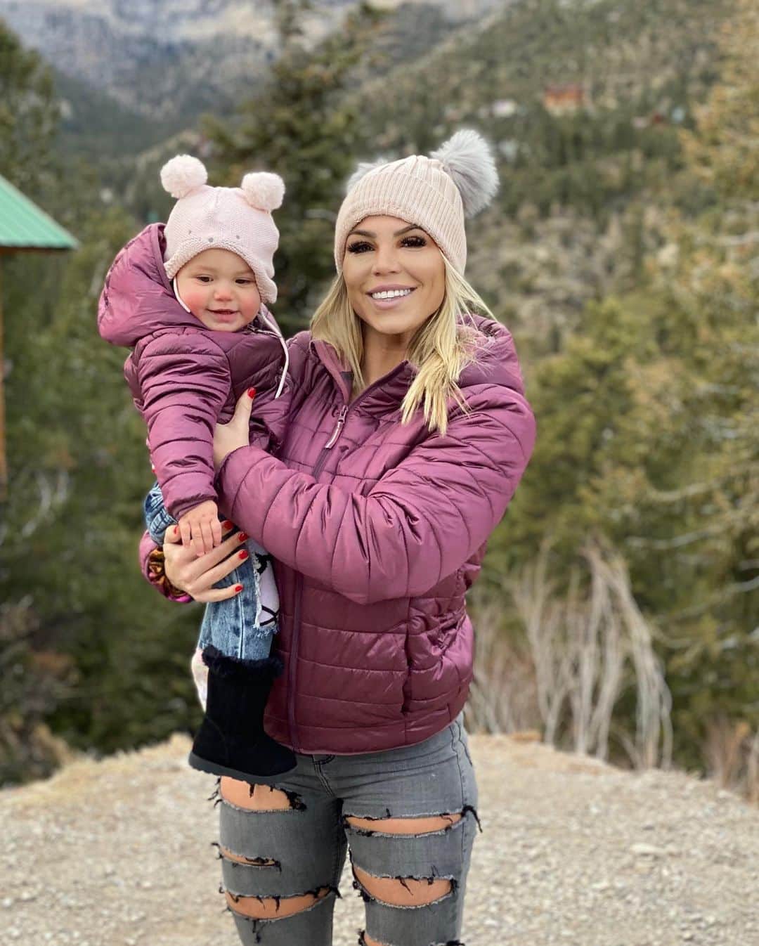 Lauren Drain Kaganのインスタグラム：「Quick little getaway to Mount Charleston with the fam 🥰 Do you enjoy the cold during the winter? I love that Vegas has a change of season so the winters feel cool so we can bundle up to go outside and enjoy the toasty fireplace. Today was high of 56 and low of 34. This gorgeous drive is only 40 minutes from our house in Vegas. Are restaurants and lodges open near you? Getting an itch for a ski & snowboard trip soon! 🏂🎿」