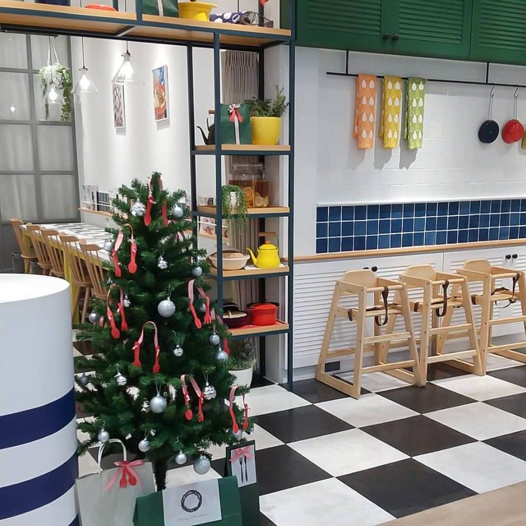 栗原はるみ「ゆとりの空間 」さんのインスタグラム写真 - (栗原はるみ「ゆとりの空間 」Instagram)「. ＼ゆとりの空間カフェ・レストランのクリスマス🎄／  全国のゆとりの空間カフェ・レストランでは、 クリスマスツリーが登場！ 12月25日（金）まで、 店内でクリスマスの雰囲気を味わえます。  クリスマス限定のお食事やデザートとともに お楽しみください。  ※12月25日（水）まで  ※一部店舗を除く ※新型コロナウイルス感染拡大防止による各商業施設の臨時休館や営業時間の変更等に伴い、販売期間が異なる場合はございます。詳しくは店舗にお問い合わせください。   #ゆとりの空間 #cafeゆとりの空間 #レストラン #カフェ #クリスマス #スイーツ #パフェ #デザート  #restaurant #cafe #クリスマスランチ #期間限定 #栗原はるみ #ティータイム #クリスマスツリー #札幌カフェ #神戸カフェ #京都カフェ #日比谷カフェ #宮崎カフェ #鹿児島カフェ #熊本カフェ #期間限定 #大丸札幌 #大丸神戸 #大丸京都 #日比谷シャンテ #宮崎山形屋 #山形屋 #鶴屋百貨店」12月16日 11時30分 - yutorino_kukan