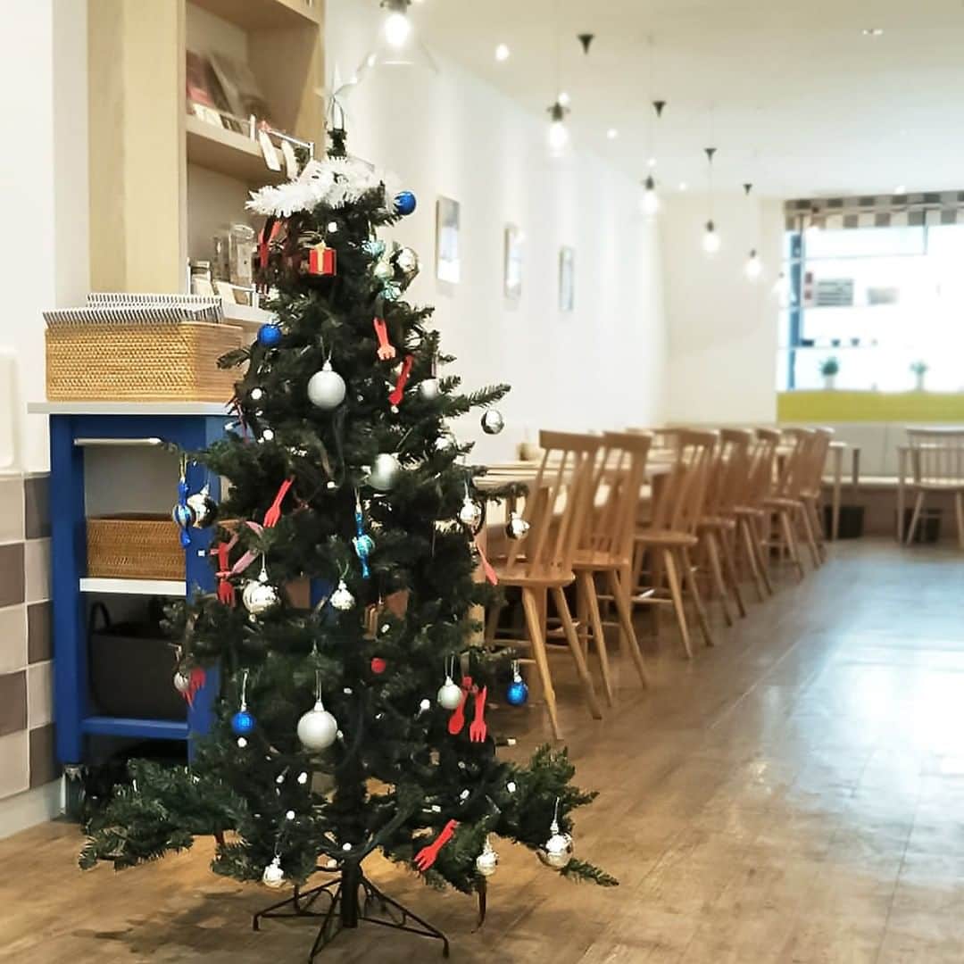 栗原はるみ「ゆとりの空間 」さんのインスタグラム写真 - (栗原はるみ「ゆとりの空間 」Instagram)「. ＼ゆとりの空間カフェ・レストランのクリスマス🎄／  全国のゆとりの空間カフェ・レストランでは、 クリスマスツリーが登場！ 12月25日（金）まで、 店内でクリスマスの雰囲気を味わえます。  クリスマス限定のお食事やデザートとともに お楽しみください。  ※12月25日（水）まで  ※一部店舗を除く ※新型コロナウイルス感染拡大防止による各商業施設の臨時休館や営業時間の変更等に伴い、販売期間が異なる場合はございます。詳しくは店舗にお問い合わせください。   #ゆとりの空間 #cafeゆとりの空間 #レストラン #カフェ #クリスマス #スイーツ #パフェ #デザート  #restaurant #cafe #クリスマスランチ #期間限定 #栗原はるみ #ティータイム #クリスマスツリー #札幌カフェ #神戸カフェ #京都カフェ #日比谷カフェ #宮崎カフェ #鹿児島カフェ #熊本カフェ #期間限定 #大丸札幌 #大丸神戸 #大丸京都 #日比谷シャンテ #宮崎山形屋 #山形屋 #鶴屋百貨店」12月16日 11時30分 - yutorino_kukan