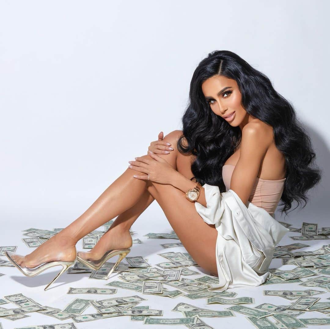 リリー・ガリーチのインスタグラム：「CONGRATS TO THE WINNER @crysruby 💰$10,000 CASH GIVEAWAY!!!💰This is NOT a joke, I’ve teamed up with @marketingstudiola to 𝗚𝗜𝗩𝗘𝗔𝗪𝗔𝗬: $10,000 CASH to 1 WINNER💰  ➕ $1,000 CASH 💰to their friend!!!  💵 Rules to Enter: See my Last Post!!   ✨ Comment a ✨below to manifest  good energy for you to be picked as the winner!! 🍀✨」