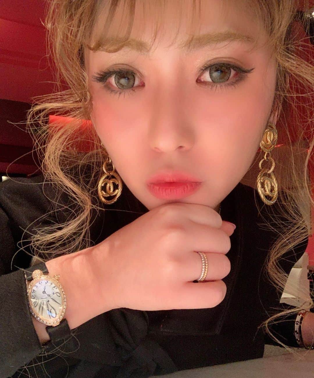 葉月樹里のインスタグラム：「💄⌚️💍  . . .  #葉月樹里 #soiréeine #ソワレーヌ #breguet #ブレゲ #CHANEL #シャネル #vancleefarpels #ヴァンクリ #cartier #カルティエ #ラブブレス #クイーンオブネイプルズ」