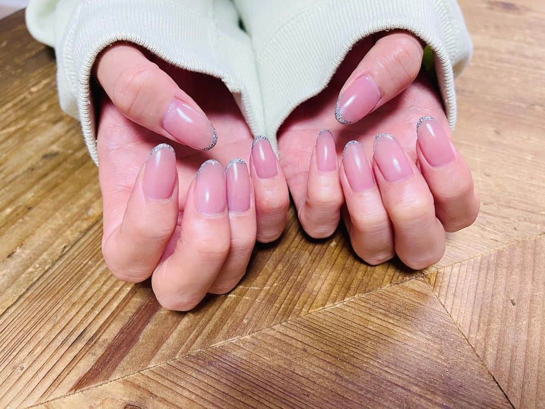 栗原恵さんのインスタグラム写真 - (栗原恵Instagram)「🌰 New nail…💟  スキンっていうお気に入りのカラーに 爪先はシルバーのラメでフレンチに  #ハンドネイル #フレンチネイル」12月16日 11時37分 - megumi_kurihara_official