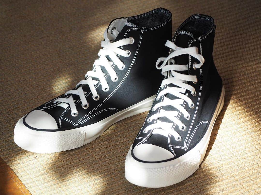 B JIRUSHI YOSHIDAのインスタグラム：「【NEW ARRIVAL】 〈nonnative〉 "DWELLER TRAINER HI COTTON BAFU CLOTH WITH GORE-TEX(R) 2L" ・ 防水・透湿性に優れたGORE-TEX®︎ライニングを使用した〈nonnative〉新作バルカナイズドスニーカー。 国内生産では希少となったバルカナイズド製法の高い技術力を持つ〈SPINGLE COMPANY〉の工場により生産。木型から各部の仕様まで細部にわたりデザインされています。 ・ アッパー素材は、高密度織りときめの細かな起毛感が特徴のコットンバフクロス。そして裏地は、防水・透湿性に優れたGORE-TEX®︎ライニング。 ナチュラルとボディカラーの2色のコットンシューレースが付属。 ・ COLOR:BLACK,NAVY  SIZE: (1)26.5cm、(2) 27cm、(3）27.5cm、(4）28cm ¥38,500+TAX    こちらの商品は、お取り寄せにてご試着が可能です。ご希望の方は、B印 ヨシダ 代官山までお問い合わせ下さい。  #bjirushiyoshida #B印YOSHIDA #代官山 #daikanyama #TOKYO #beams #nonnative #ノンネイティブ」