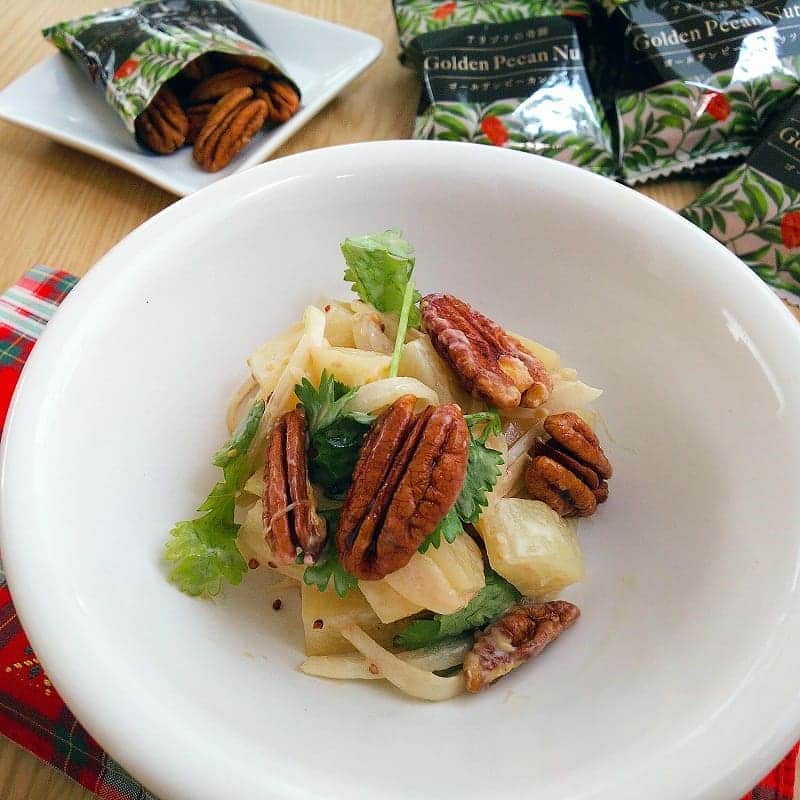 Golden Pecan co.,ltdさんのインスタグラム写真 - (Golden Pecan co.,ltdInstagram)「. 【ピーカンナッツとコリアンダーのポテトサラダ】 . 簡単！食感が楽しいサラダ！ ピーカンナッツで手軽に健康習慣♪ . ★材料★ （2人分） ピーカンナッツ　36g じゃがいも　中3個 たまねぎ　1/4個 コリアンダー　2株 塩　少々 ☆しょうゆ　5g（小さじ1弱） ☆はちみつ　5g（小さじ1弱） ★マヨネーズ　35g（大さじ3） ★粒マスタード　15g（小さじ2強） ★しょうゆ　3g（小さじ1/2） . ★工程★ 1.じゃがいもは1.5cm角に、コリアンダーは3cmの長さに切り、玉ねぎは薄切りした後水にさらす 2.じゃがいもを茹でやわらかくし塩少々を振る 3.ピーカンナッツを軽く炒り、合わせた☆に混ぜる 4.ボウルにじゃがいも、たまねぎ、(3)を入れ、合わせた★を混ぜ、コリアンダーを加えてさっと和える . ★アドバイス★ ゴールデンピーカンナッツ「アリゾナの奇跡」だと小袋2つです。 個々の素材が口の中で混ざって味が変化する、楽しいサラダです♪ . . このレシピは【ことこと】様より全国ピーカンナッツレシピコンテストにご応募いただいた作品を参考にさせていただいております♪ . . . #ピーカンナッツ #ゴールデンピーカン #ナッツ #ゴールデンピーカンナッツ #アリゾナの奇跡 #陸前高田 #ペカンナッツ #クルミ #アンチエイジング #抗酸化 #健康 #料理 #レシピ #goldenpecan #goldenpecannuts #pecan #pecans #pecannuts」12月16日 11時50分 - golden.pecannuts