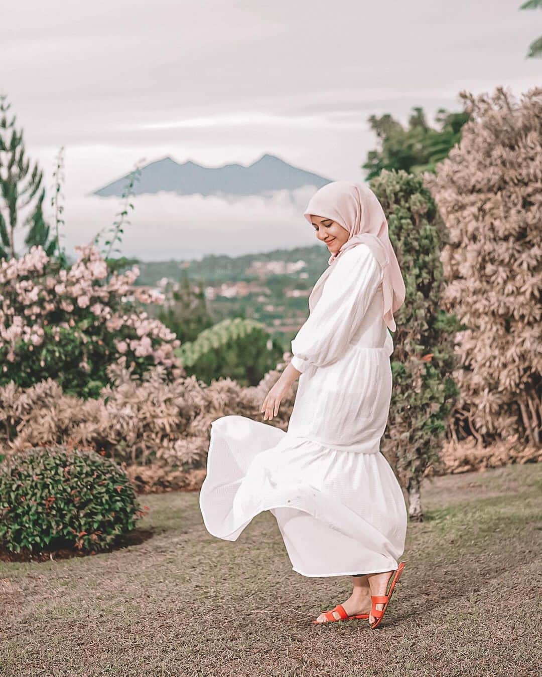のインスタグラム：「MasyaAllah Tabarakallah Pulang dari Bali, nyempetin swab dan ngintip baby syahki dulu padahal waktu kontrol masih lama 🤣kangen maminyaa liat mukanya yg emessh masyAllah 🤗 Alhamdulillah happy liat perkembangan km yg masyaAllah , gak berasa udah mau masuk 6 bulan aja😍semoga Kita selalu dalam Lindungan Allah 🤗ternyata trimester 2 itu amat menyenangkan ya maminya mulai centil nih duhh hormon .. pengen dress up mulu🤣 pas trimester 1 boro2 badan kyk gak nyatu sama sekali🤣 ‎مَا شَاءَ اللَّهُ」