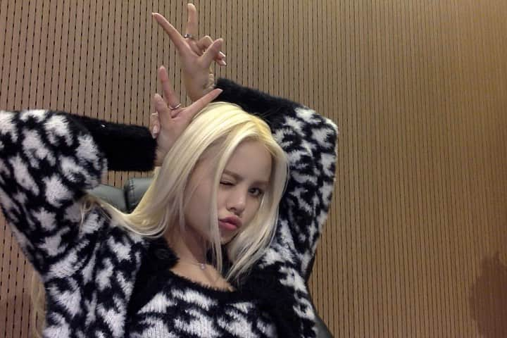 ソンさんのインスタグラム写真 - (ソンInstagram)「Macbook photo booth vibe + new fresh roots ✨」12月16日 11時43分 - sssorn_chonnasorn