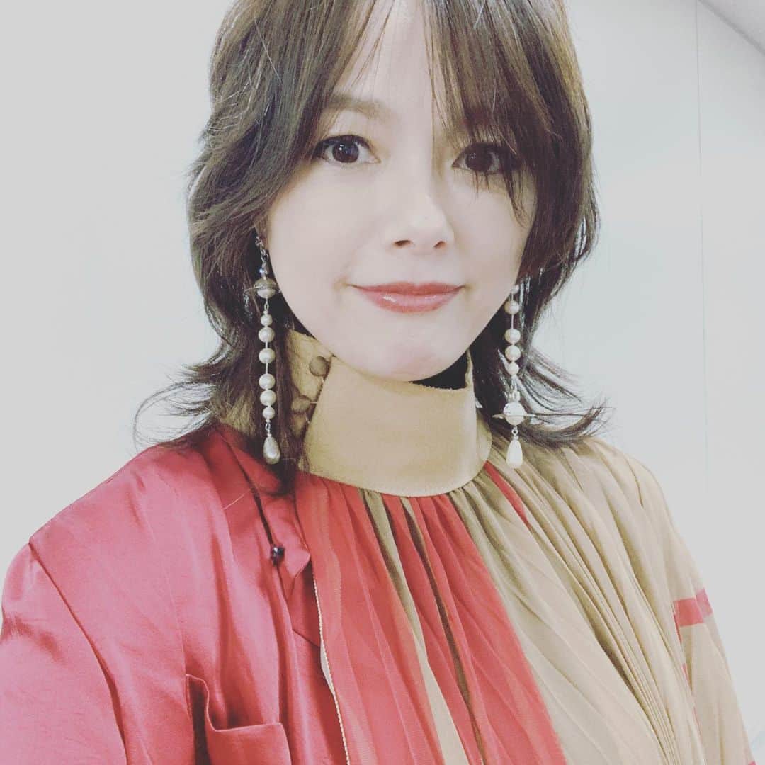 のインスタグラム：「またまたフジテレビ😊🎤 年末感出てきましたね😙 体調万全にしながら、仕事も課題も頑張りたいと思います！  #朝からの歌は #なかなかつらいぜ」