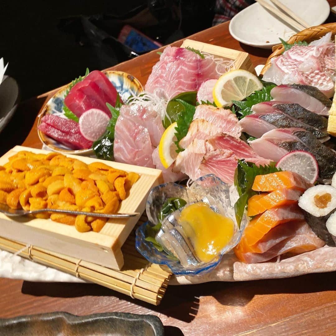 繁田梨世のインスタグラム：「みなみちゃんと食べたお刺身が忘れられない🐟  .  . ウニにマグロにカツオのタタキに豪華盛り🥰  . . 落ち着いたらまた行きたいな〜！！  . . パワフルみなみちゃんに元気をもらったのを思い出した🥺  . . #神田#刺身盛り#豪華#お魚#ウニ#堪らん#美味しすぎる#みなみちゃん#パワフル#頑張り屋#努力家#尊敬#次回はともみんも#女子会#いつもありがとう#ギャル」