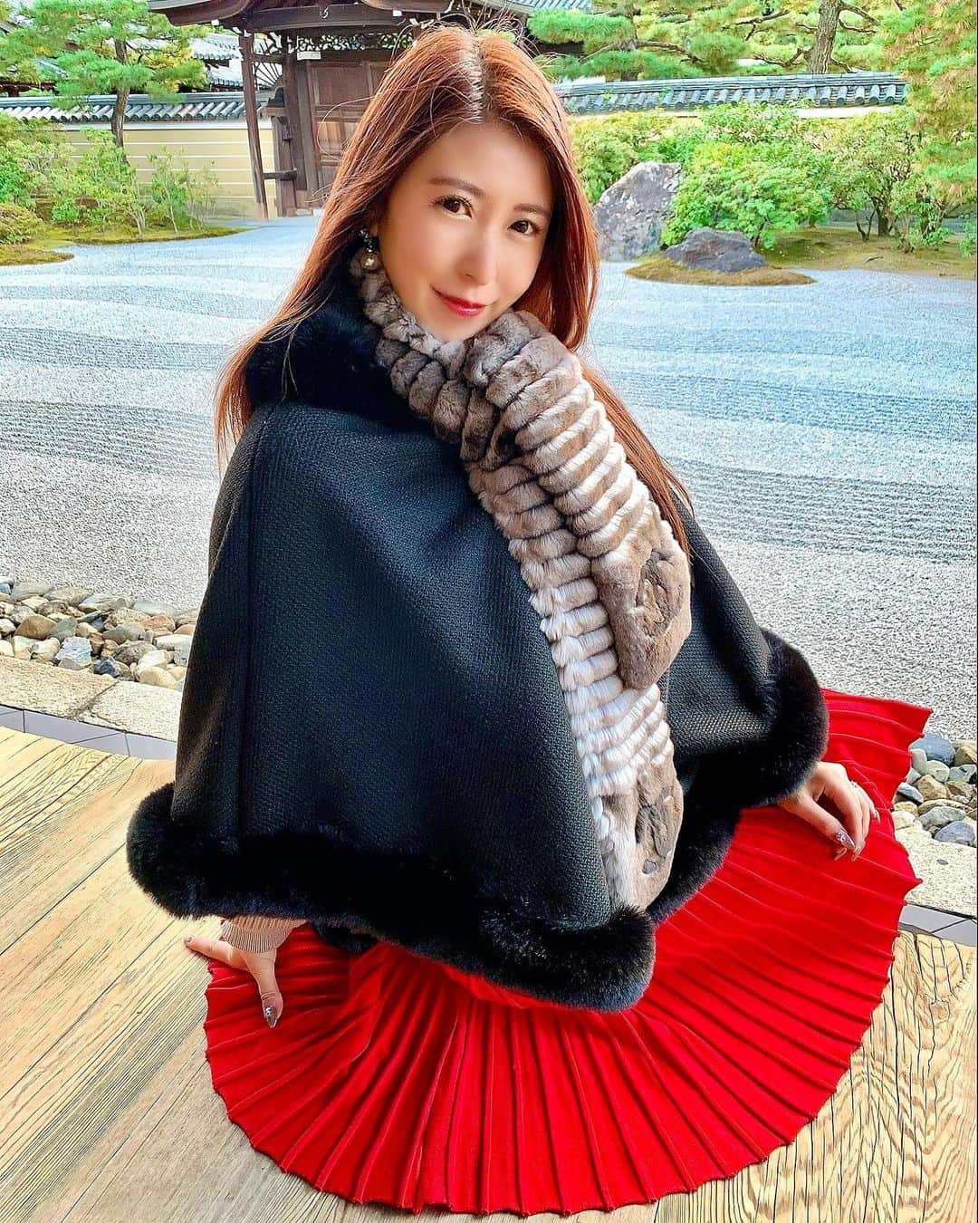 のインスタグラム：「Which do you like better, the first or the second?😘 I've been sightseeing in Kyoto🍁🍂🍃 ・ 京都の建仁寺に行ってきました✨ 京都で最も古い禅寺です👑 風神雷神の屏風や畳108畳分の広さを誇る壮大な【双龍図】の絵など 有名なものが沢山見れます👀✨ 2度目の訪問でしたがやはり 何度訪れても圧巻で素晴らしいお寺です✨👏✨ 黒いポンチョは裏地が裏起毛で暖かく見た目も可愛くてお気に入り😍💕 @grace_oriental ユヒャンさんの オンラインショップで購入できます💓👗 ・ #kyotojapan#kyotogram  #京都#建仁寺#双龍図#お庭#観光#京都観光#お寺#お寺巡り#京都散策 #冬コーデ#秋コーデ#ポンチョ#オリラグ#京都旅#そうだ京都行こう」