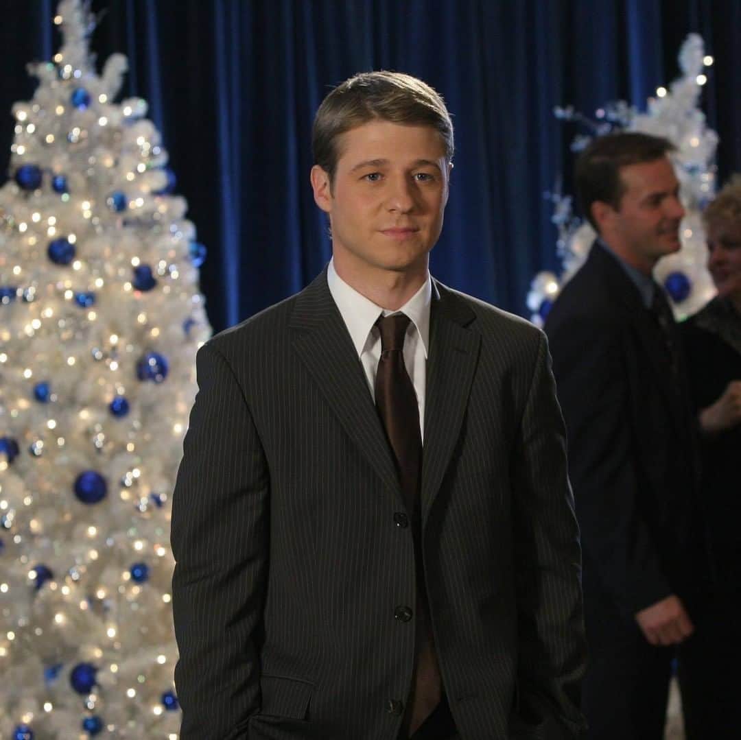 ワーナー海外テレビドラマシリーズのインスタグラム：「「the oc」でライアン役を演じたベン・マッケンジー✨「the oc」はクリスマスエピソードがたくさん❣️ 彼とクリスマスデートしたい人〜🙋‍♀️🎄 . #クリスマス #クリスマスパーティー #🎄 #🎅 #12月 #december #theoc #ベンマッケンジー #ベンジャミンマッケンジー #benjaminmckenzie #benmckenzie @mrbenmckenzie #ワーナー海ドラ #海外ドラマ #海外ドラマ好き #海外ドラマ好きな人と繋がりたい #海ドラ」