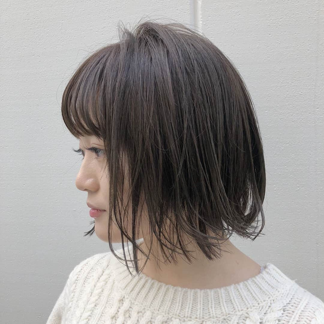 HAIRさんのインスタグラム写真 - (HAIRInstagram)「「めんどくさがりさんでもOKなノースタイリングボブ💗😳」 HAIR掲載スタイリスト： 野口勇樹（ @noguchi_89 ） . -----------------------------------------------------------  Follow me👉🏽 @hair.cm  HAIR webサイトは「HAIR（ヘアー）」で検索！✨  -----------------------------------------------------------  HAIRは、お客様の『なりたいを叶えるスタイリスト』が集まるサイトです。  日々スタイリストの方々の素敵なヘアスタイルを掲載しています。  投稿スナップ数約40万の中から、気に入ったスタイルを見つけませんか？  HAIRを通じてサロンに予約もできますよ！💕  ----------------------------------------------------------- . . #グレージュ  #外ハネボブ  #切りっぱなしボブ #ボブ #ミニボブ #ボブヘア #ヘアスタイル #ヘアカタログ #ヘアカラー #ヘアスタイリング #髮型 #髮型屋 #髮型設計 #发型 #短髮 #日系髮型 #女生髮型 #女生短髮 #염색 #헤어 #단발 #bob #복구펌 #짧은머리 #숏컷」12月16日 12時00分 - hair.cm