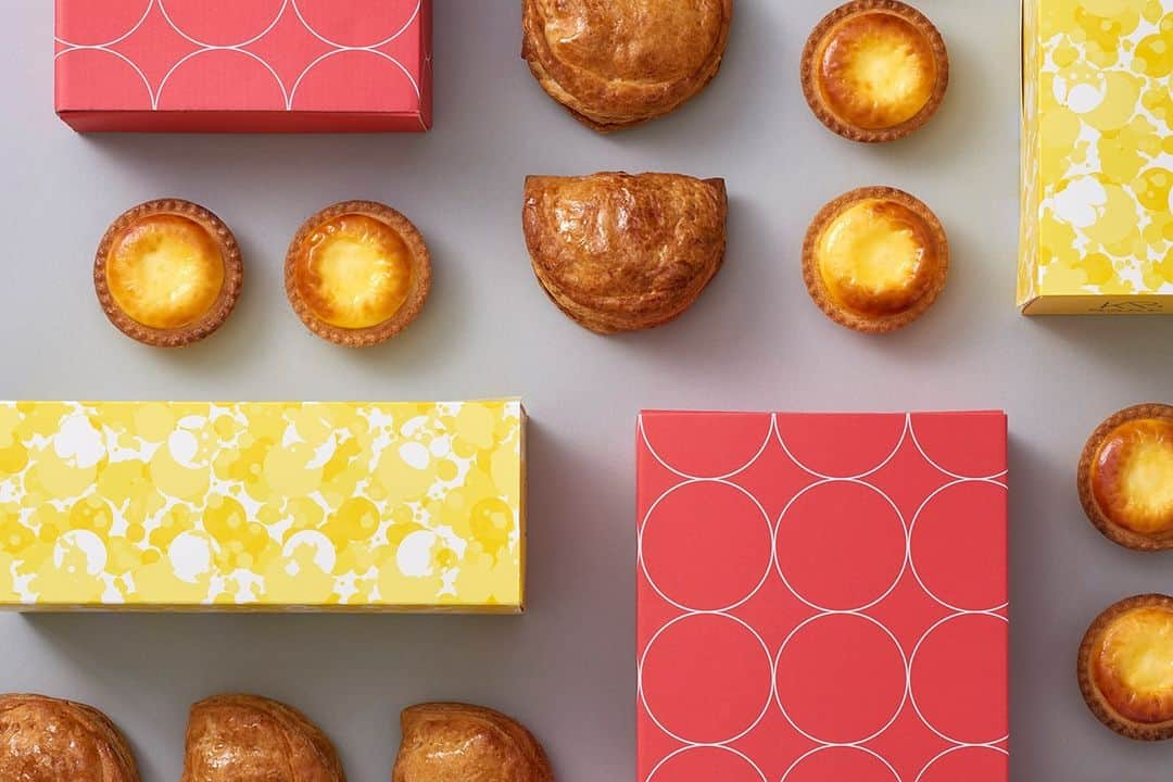 BAKE CHEESE TART OFFICIALさんのインスタグラム写真 - (BAKE CHEESE TART OFFICIALInstagram)「12/18（金）、「BAKE CHEESE TART plus RINGO」が ラゾーナ川崎にオープンいたします👨‍🍳  焼きたてチーズタルト専門店「BAKE CHEESE TART」と 焼きたてカスタードアップルパイ専門店「RINGO」、 どちらも購入することができる複合ブランドショップです。  それぞれのブランドから定番商品や季節に合わせた期間限定商品が並び、 「BAKE CHEESE TART plus RINGO」でしかお買い求めいただけない 限定のセット商品も販売。 2つのブランドからその時の気分でチョイスできるのも魅力的✨  カジュアルな手みやげとして、 おうち時間を豊かにする自分へのご褒美としてなど 移動やお買い物などで川崎駅をご利用される際や お近くまでいらした際に、ぜひお立ち寄りください🥧🍎  #ご褒美スイーツ ﻿ #職場おやつ #おうちカフェ #ティータイム #テイクアウトスイーツ #手土産 #おやつ ﻿ #おやつの時間 #おやつ休憩 #3時のおやつ﻿ #スイーツ ﻿ #スイーツ好き ﻿ #スイーツ巡り #スイーツ部 #sweets #デザート #チーズタルト専門店 #チーズタルト #cheesetart ﻿ #チーズケーキ #bakeチーズタルト #ベイクチーズタルト ﻿ #bakecheesetart #RINGO #ringoapplepie #焼きたてカスタードアップルパイ #アップルパイ専門店 #アップルパイ #bakecheesetartplusRINGO #ラゾーナ川崎」12月16日 12時00分 - bakecheesetart