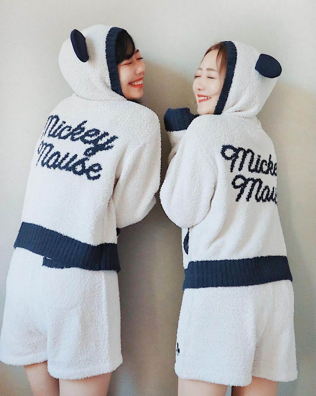 のインスタグラム：「🐭💙🐭  最近よく着ている ミッキーのもこもこルームウェア😍💕💕 (レゴの動画でも着てた🤭)  #4GEEKsbySPIRALGIRL  (@spiralgirl_official ) のものです💫🌜  フードに耳もついてて 背中まで可愛いよ😌💕🖌 妹ちゃん(@nakajima_natsuki )が 他にも写真載せてるから見てみて！👀✨  姉妹お揃いのものがまた増えた🐭💙 𓂃 𓈒𓏸 ‎𓂃 𓈒𓏸 ‎𓂃 𓈒𓏸 ‎𓂃 𓈒𓏸 ‎𓂃 𓈒 #SPIRALGIRL#pr#disney#mickeymouse #スパイラルガール」
