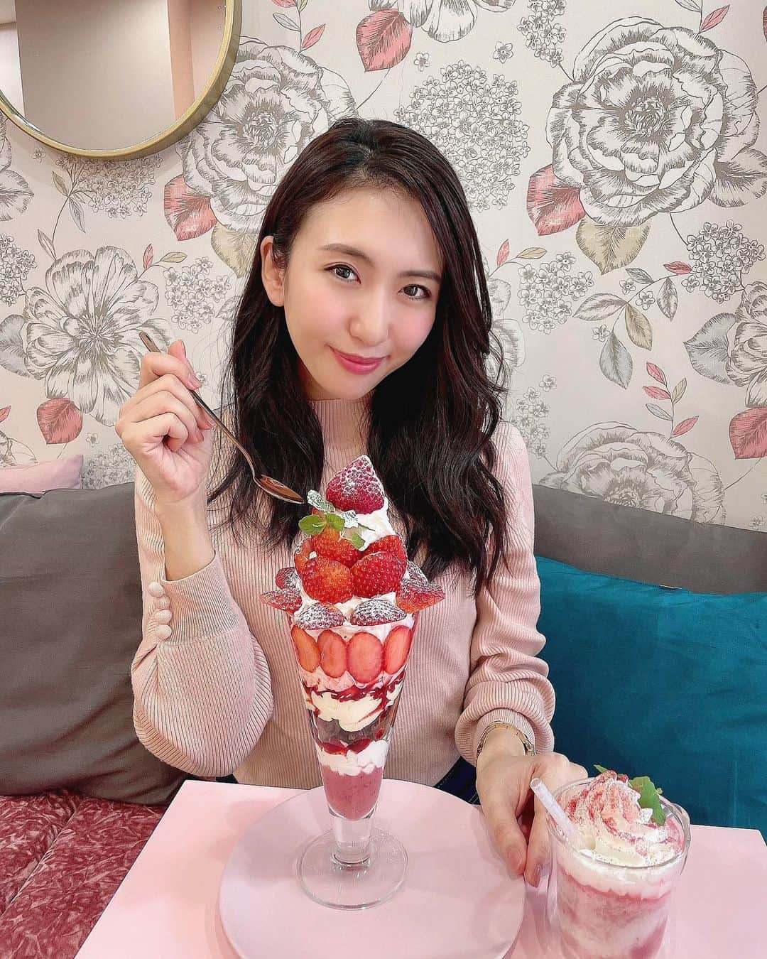 のインスタグラム：「めちゃくちゃ可愛すぎるカフェ♡ Cafe 17/F @cafe17f   大好きな苺の季節がやってきたので 全長30cmもあるストロベリーパフェと苺ソイラテをいただきました🍓  とちおとめを贅沢に使用したパフェは ホイップクリームやマスカルポーネクリーム、苺のパンナコッタなど 色々な味が楽しめるの🥺❤️ 苺甘くて幸せだった🤤💓  美味しくてかわいいくスイーツを食べている時って本当至福の時間🥺❤️ さきちゃんと何度かわいいと言ったことか☺️ （さきちゃんの苺ボンボンも美味しそうだった♡）  店内もめちゃくちゃおしゃれで つい長居してしまいました❣️ また違うスイーツも食べたいな🤤  なんと隣の席に しほみんがいたという スーパーサプライズもあり 最高な一日でした🍓💓 ・ #cafe17f #早稲田スイーツ #早稲田カフェ #いちごスイーツ #インスタ映えスイーツ #インスタ映え #pr #甘mimi #至福の時間  #大好きな時間 #カフェ巡り #東京カフェ #東京カフェ部  #だいたいカフェにいる  #スイーツマニア #甘党女子 #スイーツ女子 #インスタ探検隊 #たべすたぐらむ #インスタグルメ #インスタグルメアワード2020 #グルメ部 #グルジョ #いちごパフェ #いちご好きな人と繋がりたい #いちごボンボン #japanesegirl #japanesecafe」