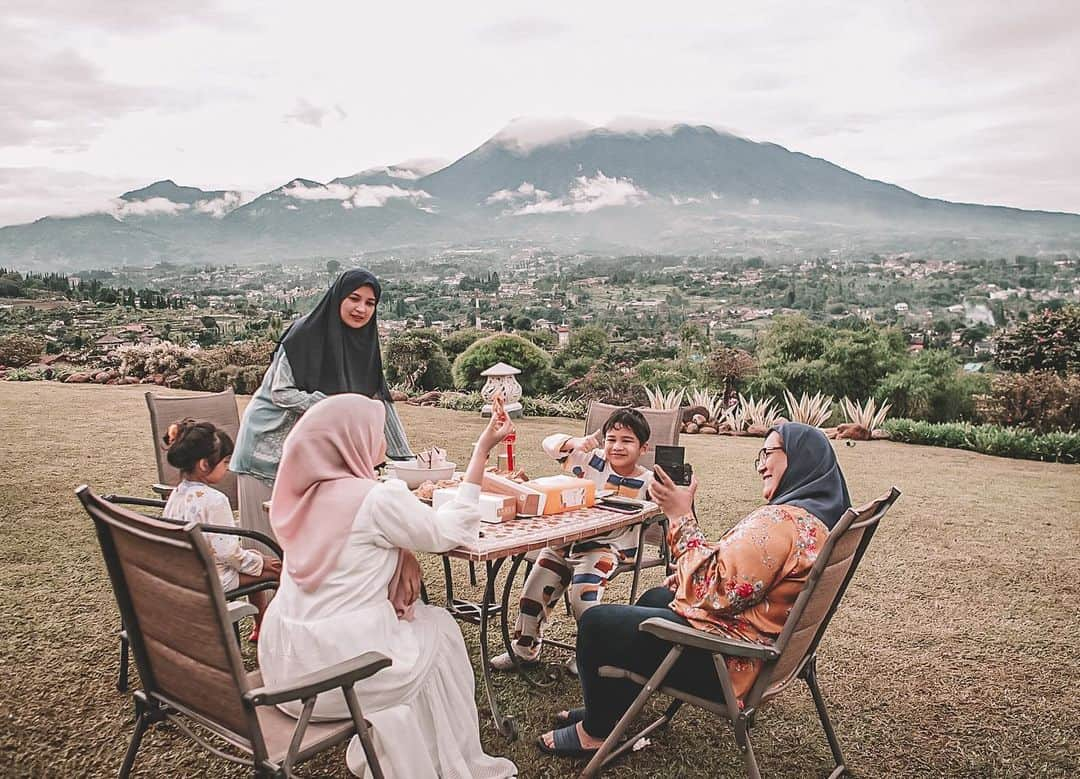 Zaskia Sungkarさんのインスタグラム写真 - (Zaskia SungkarInstagram)「Puncak rasa swiss 🐛 ‎مَا شَاءَ اللَّهُ」12月16日 12時02分 - zaskiasungkar15