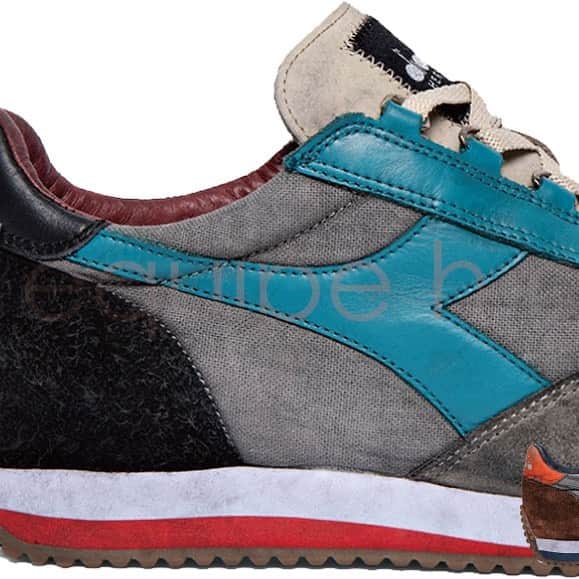 ディアドラのインスタグラム：「. 【diadora PRODUCT INFORMATION】 . "equipe h dirty sw evo" . ストーンウォッシュとダーティ加工が施され、USED感が際立つ"equipe h dirty stone wash evo" その独特の風合いで抜群の存在感がありイタリアのファッショニスタからも一目置かれています。 当equipeシリーズは70年代当時のシューズデザインを再現させ、製造工程に必要な木型(ラスト)とソール用の金型も70年代当時と同じものを採用しています。 . #diadora #diadoraheritage #equipe #makeitbright #sneakers #ディアドラ #ディアドラヘリテージ #エキップ #スニーカー」