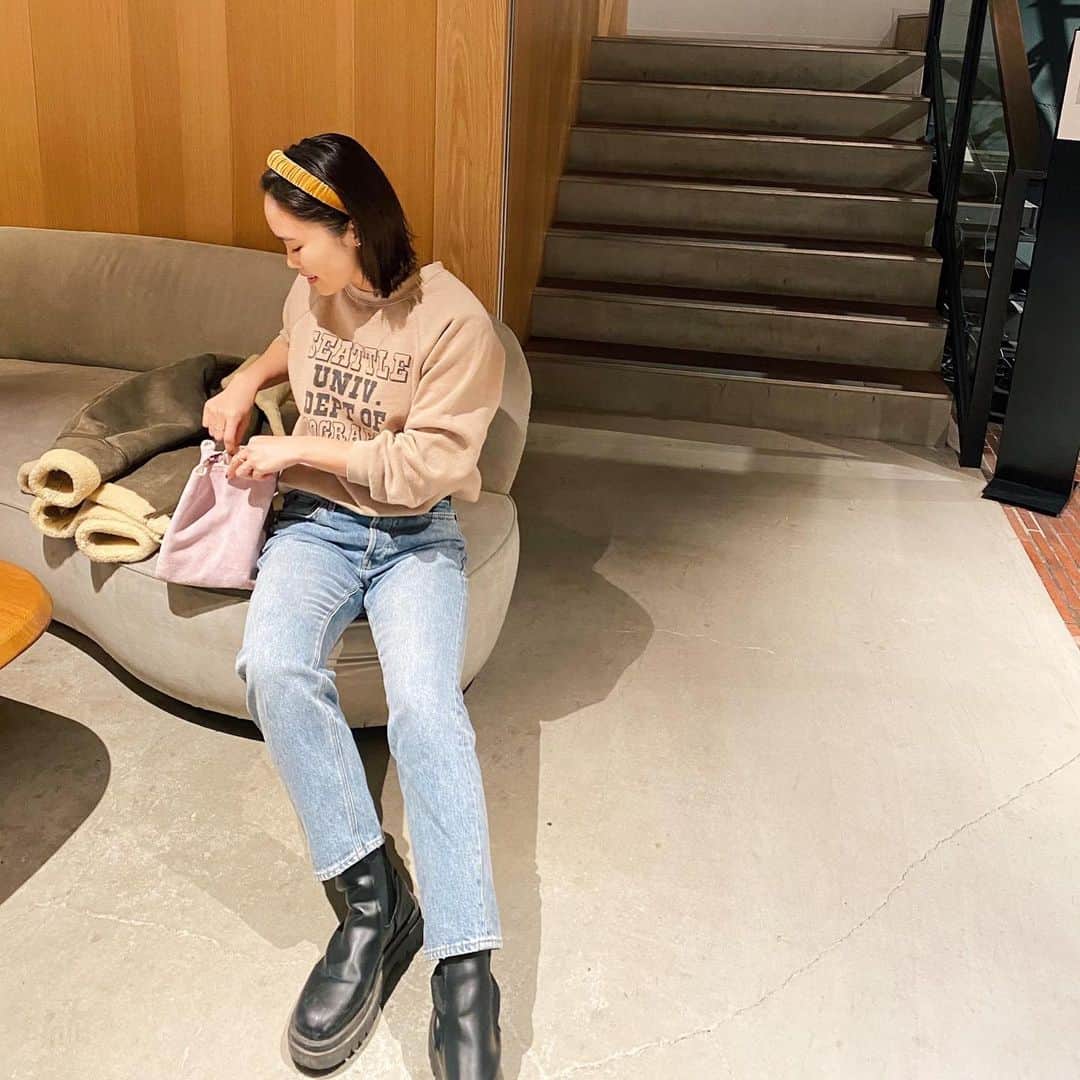 井村亜里香のインスタグラム：「久々にスウェット×デニムコーデ。 @u_by_spickandspan のアウターと @ayakawasaki のバッグがお気に入りで毎日身につけてます💜 ・ #fashion#code#codinate#denim #ubyspickandspan#ayakawasaki  #カチューシャ#私服#デニム#ブーツ #スウェット#古着#私服#コーデ #ファッション#冬服」