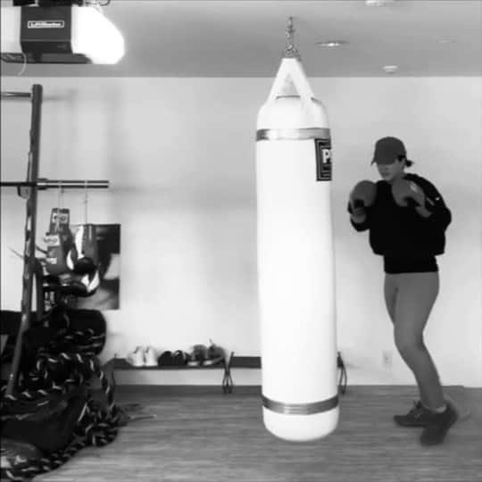 ジーナ・カラーノのインスタグラム：「Slippin into this mode for awhile.. helps with health all around. Do things that clean out your heart. @grieves 🙏 “It took a lot of faith to fight my battles and tackle a couple of habits I never thought that I’d have to But did, bottle the water under the bridge and toss another written page of my history to the wind When it blows, cause all of this disaster has lead me home and left a lot of room for me to learn to grow Yeah you are not alone.” Sunny Side of Hell by Grieves ♥️ #Grieves @grieves」