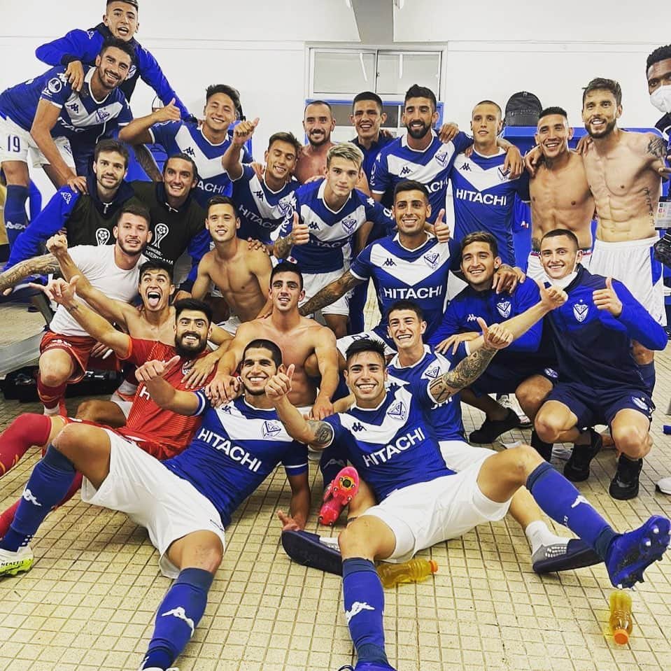 リカルド・アルバレスのインスタグラム：「Nunca den por muerto a este grupo!! A semis!! ⚽️👏🏼🙏🏻💪」
